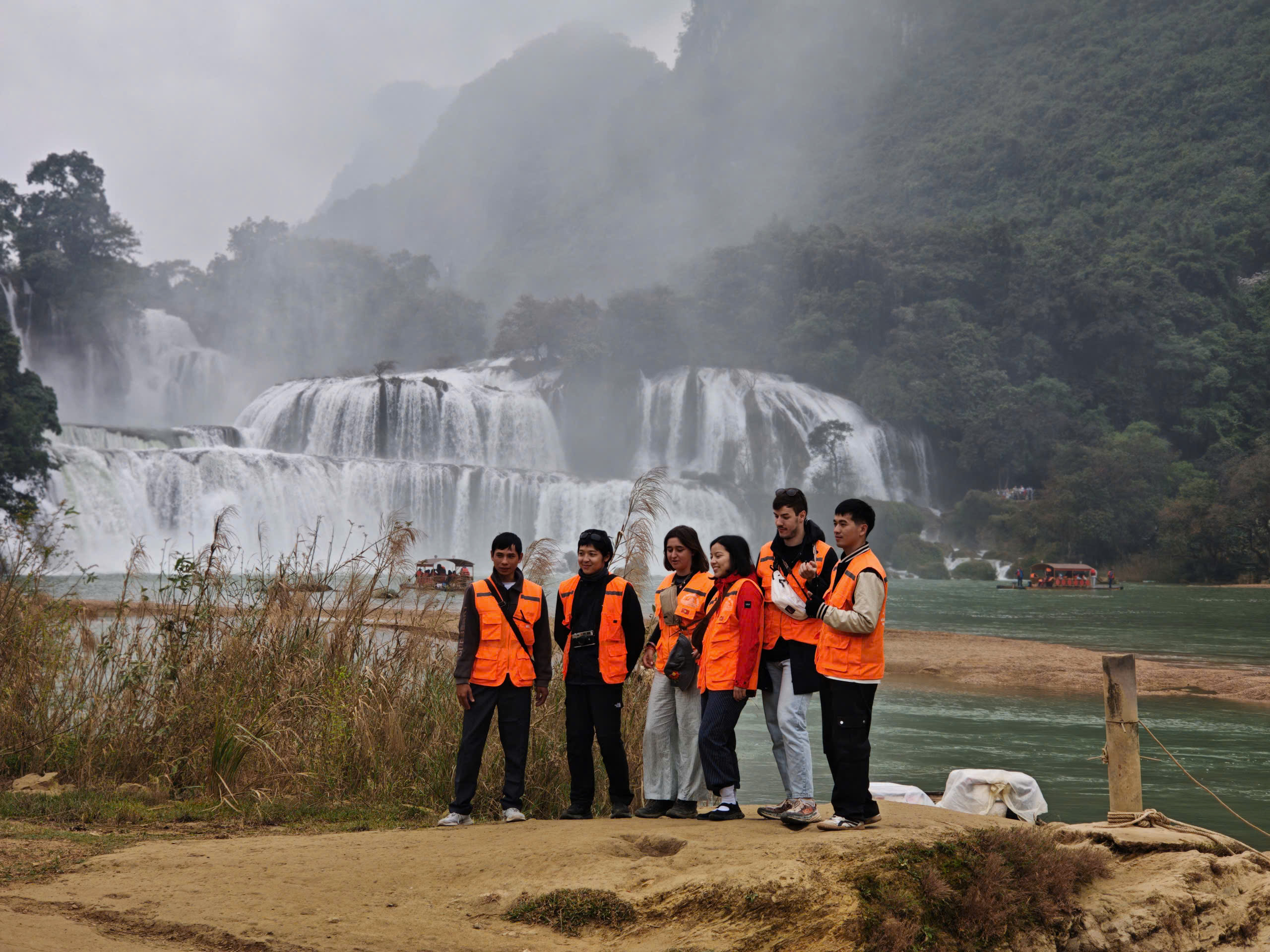 Nên Thuê Xe Hay Thuê Tour Khi Đi Cao Bằng Loop? Phân Tích Ưu – Nhược Điểm